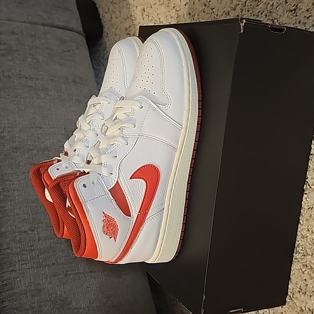 JORDAN KIDSAIR JORDAN 1 MID SE GS"WHITE DUNE RED" Size 7y